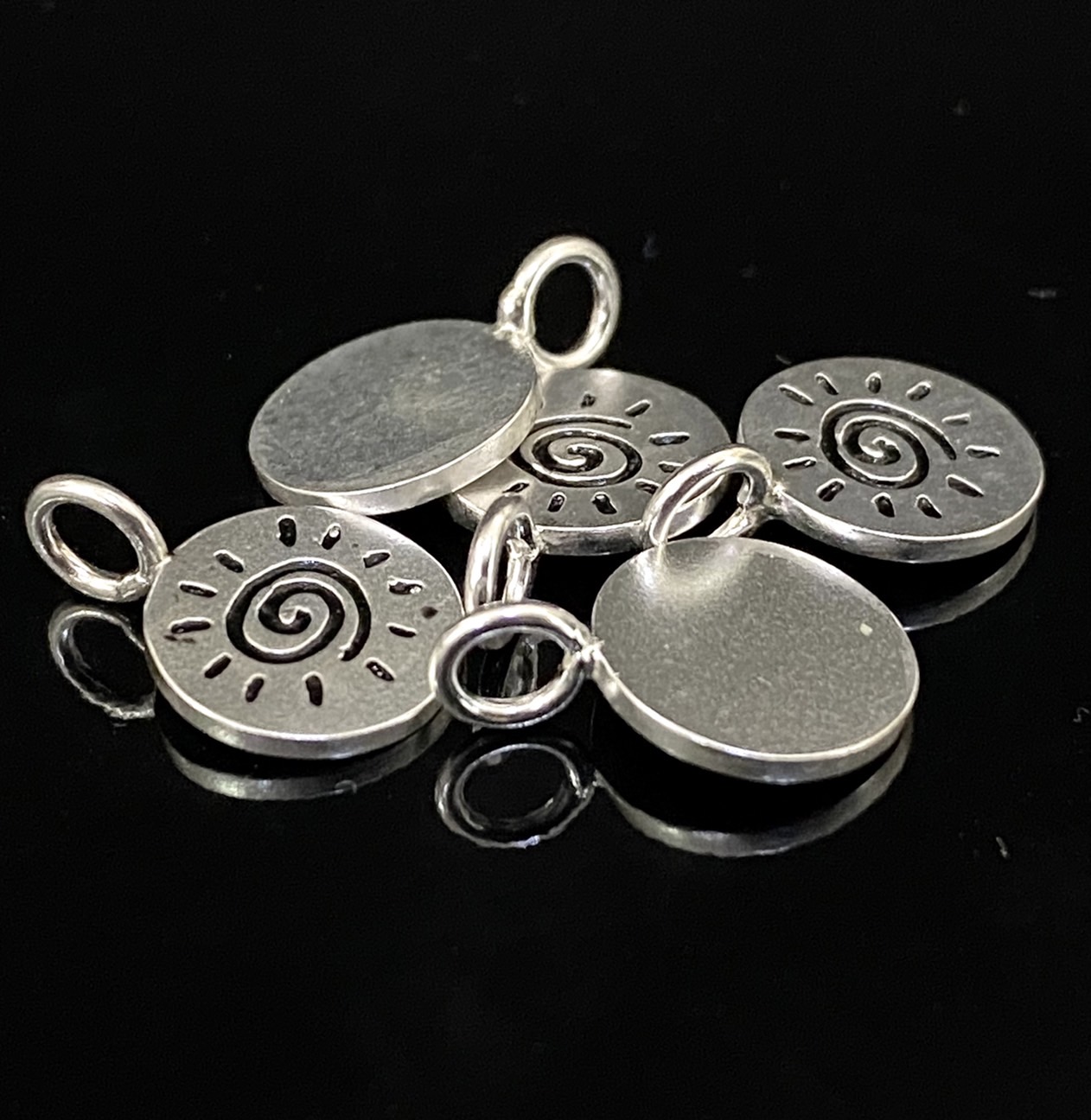 2KH-013 Thai karen hill tribe silver 4 Sun print round disc charm 10mm.