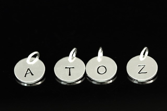 3KH-013 thai karen hill tribe silver 1 round disc initial stamp charm 10mm.