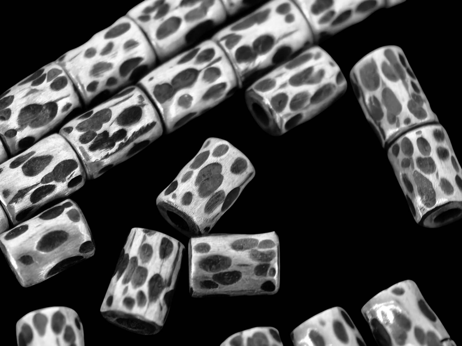 KI-001 thai karen hill tribes silver 10 black&white hammered tube bead