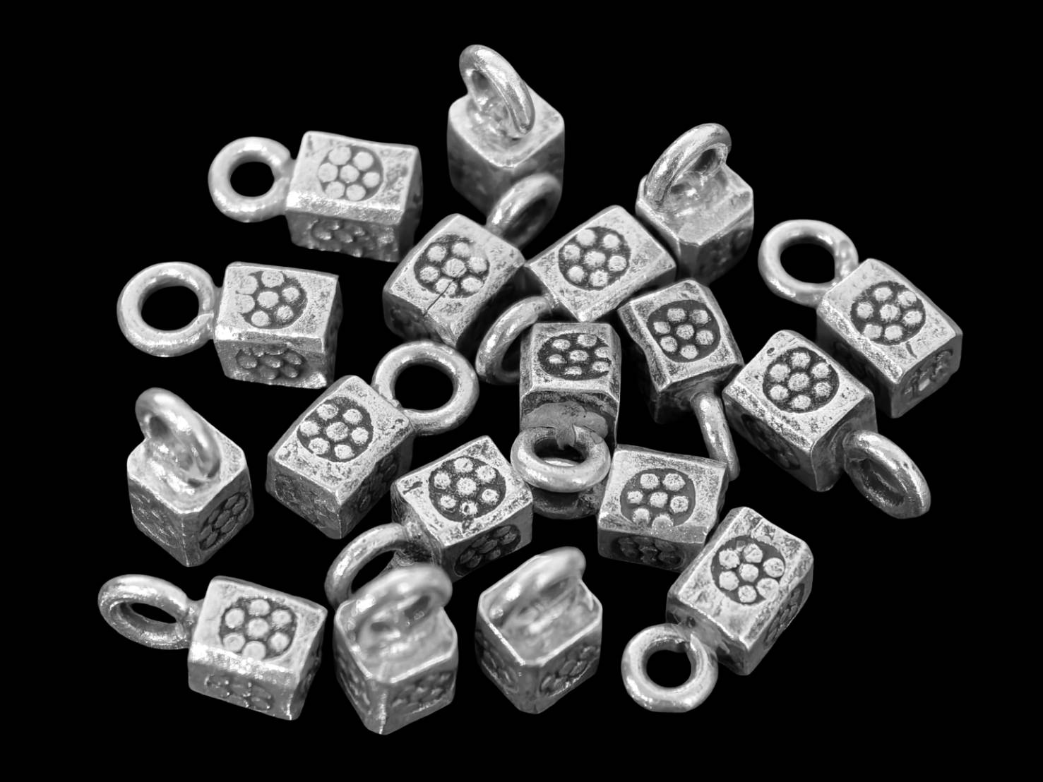 1KH-004 Thai karen hill tribe silver 4 flower print cube charms