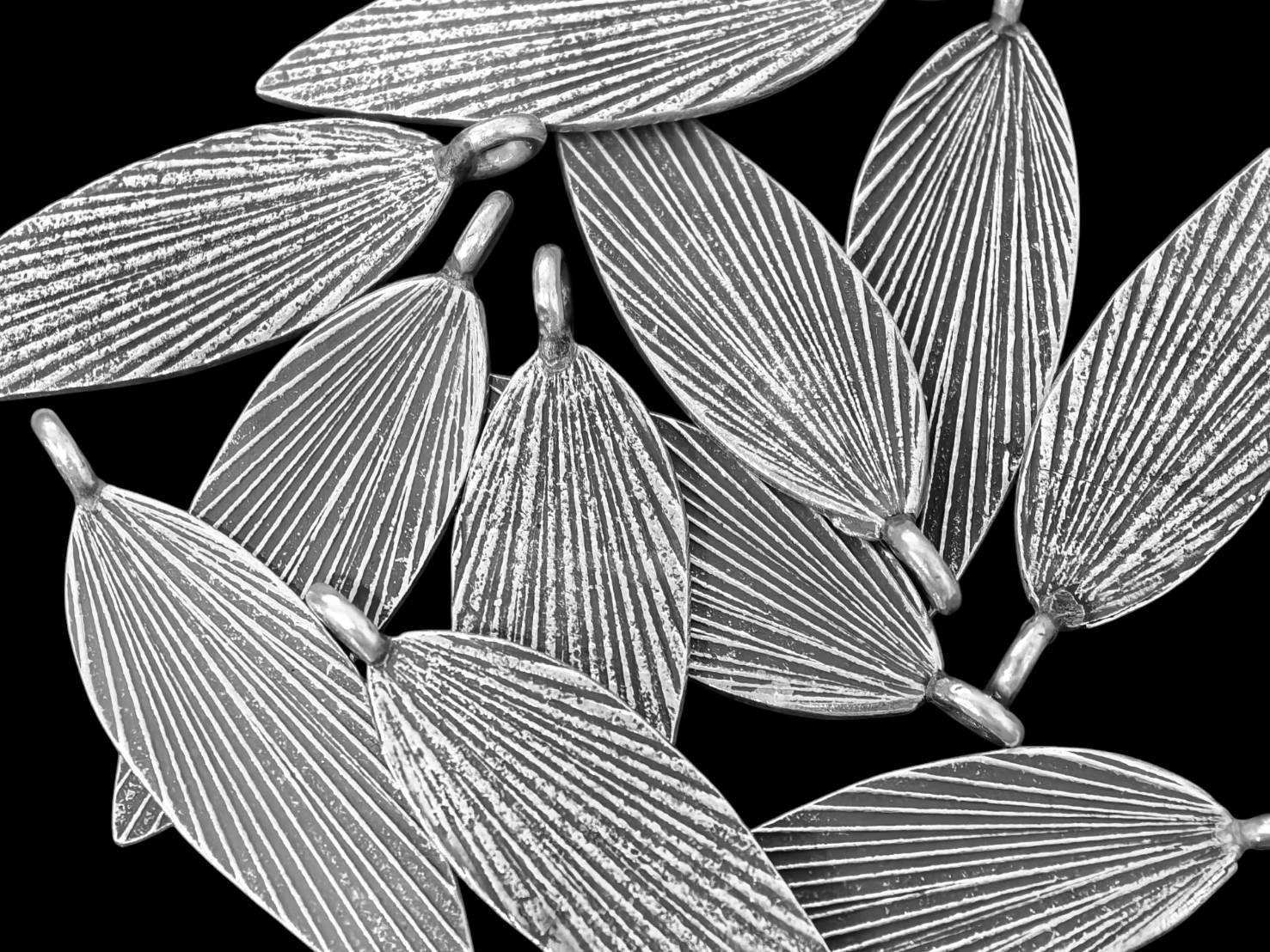 3KH-035 Thai karen hill tribe silver 2 leaf charm