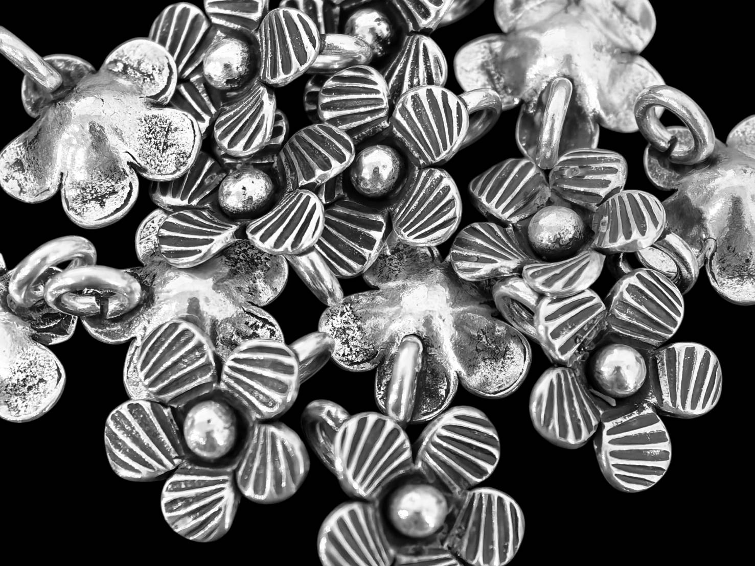 3KH-048 Thai karen hill tribe silver 6 flower charm