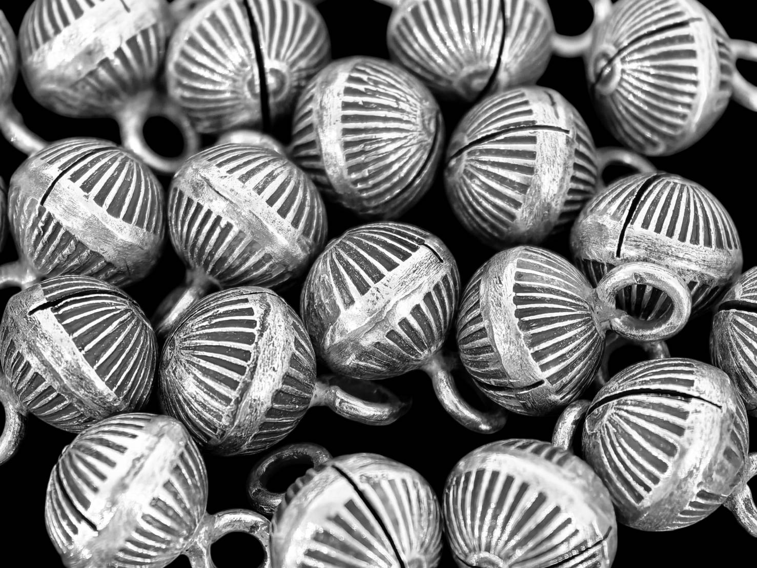 3KH-053 Thai karen hill tribe silver 4 fancy round ball bell charm