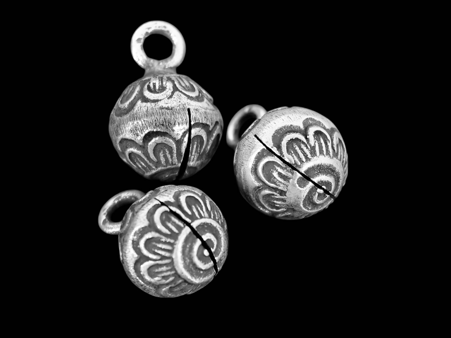 3KH-054 Thai karen hill tribe silver 2 fancy round ball bell charm
