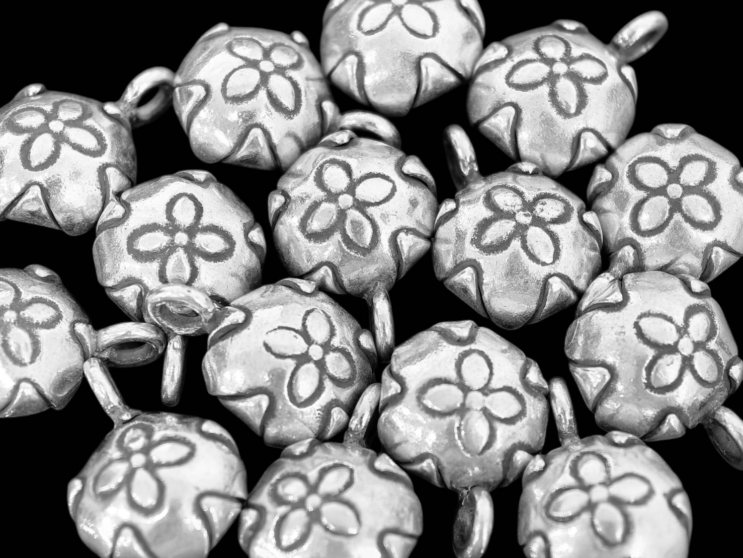 3KH-056 Thai karen hill tribe silver 4 round puffy charm with flower print