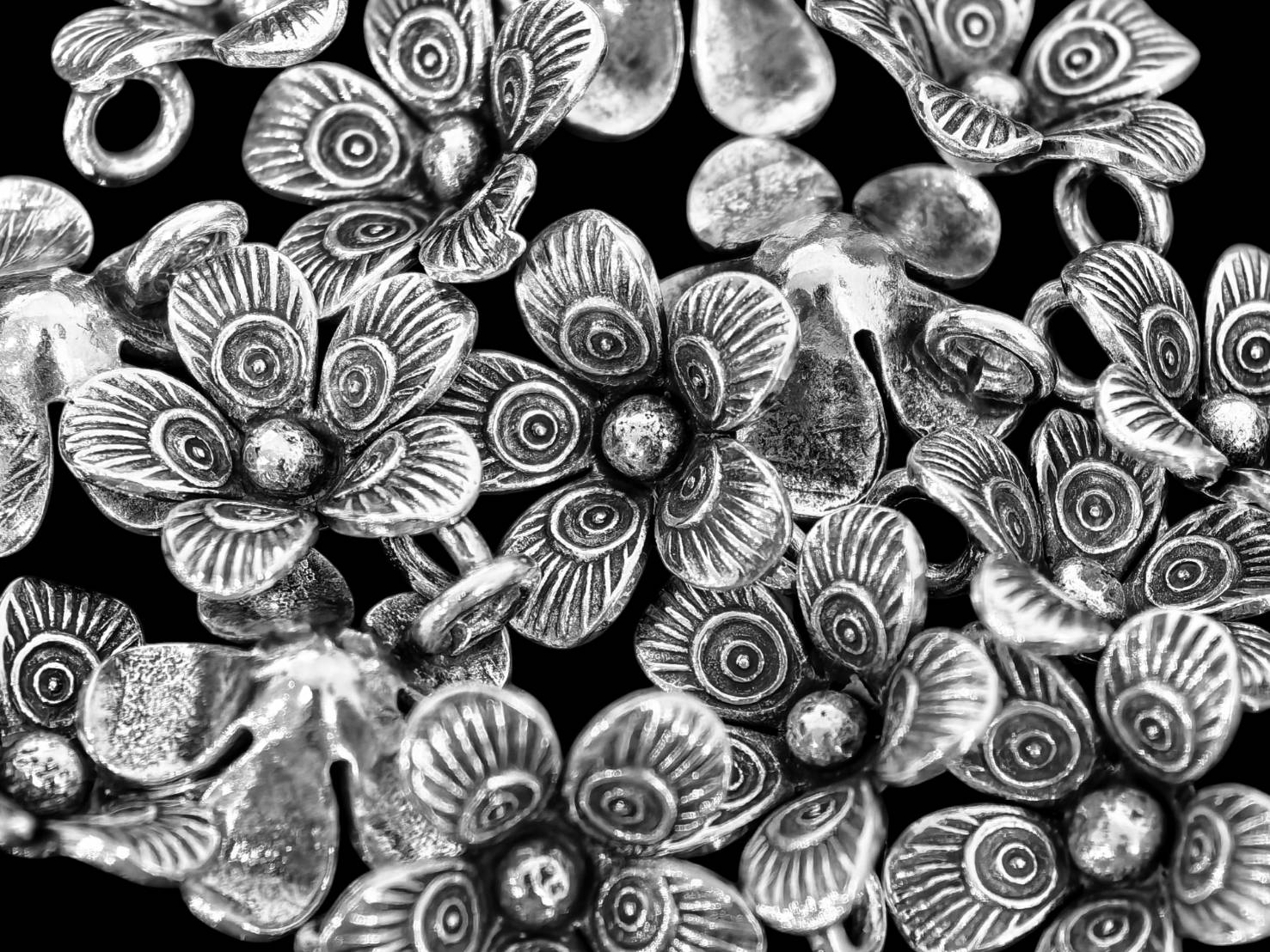 3KH-060 Thai karen hill tribe silver 2 fancy flower charm