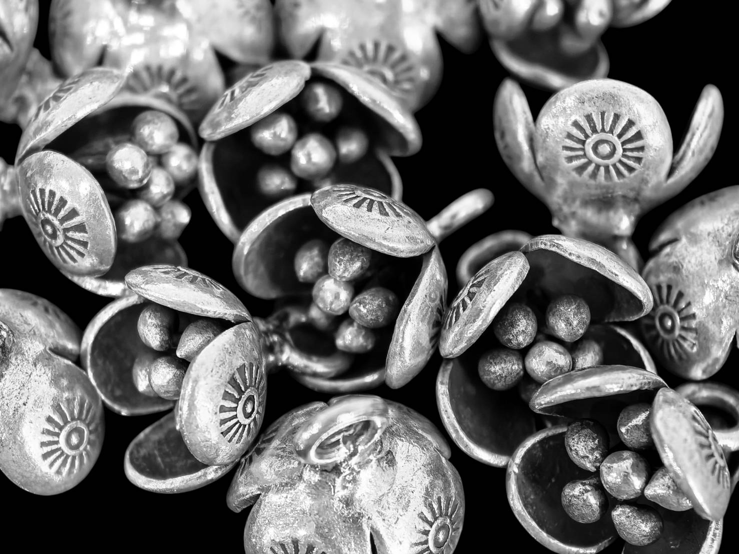 3KH-061 Thai karen hill tribe silver 2 fancy flower charm