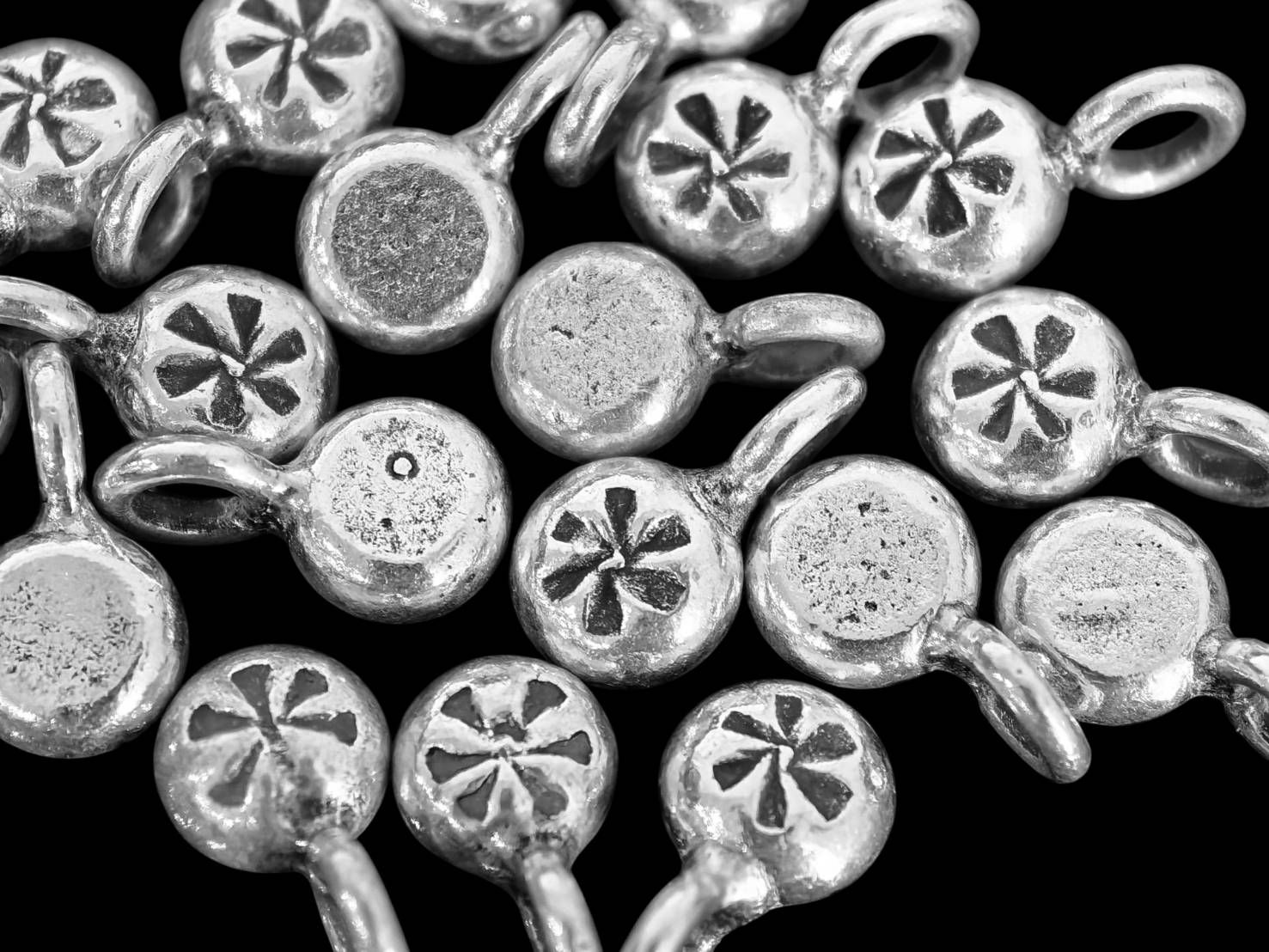 3KH-103 Thai karen hill tribe silver 6 fancy round charm