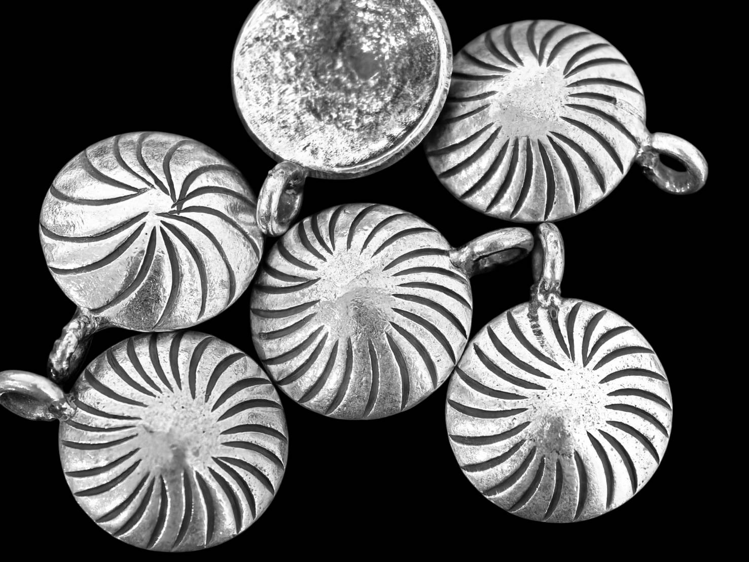 3KH-104 Thai karen hill tribe silver 4 fancy round charm
