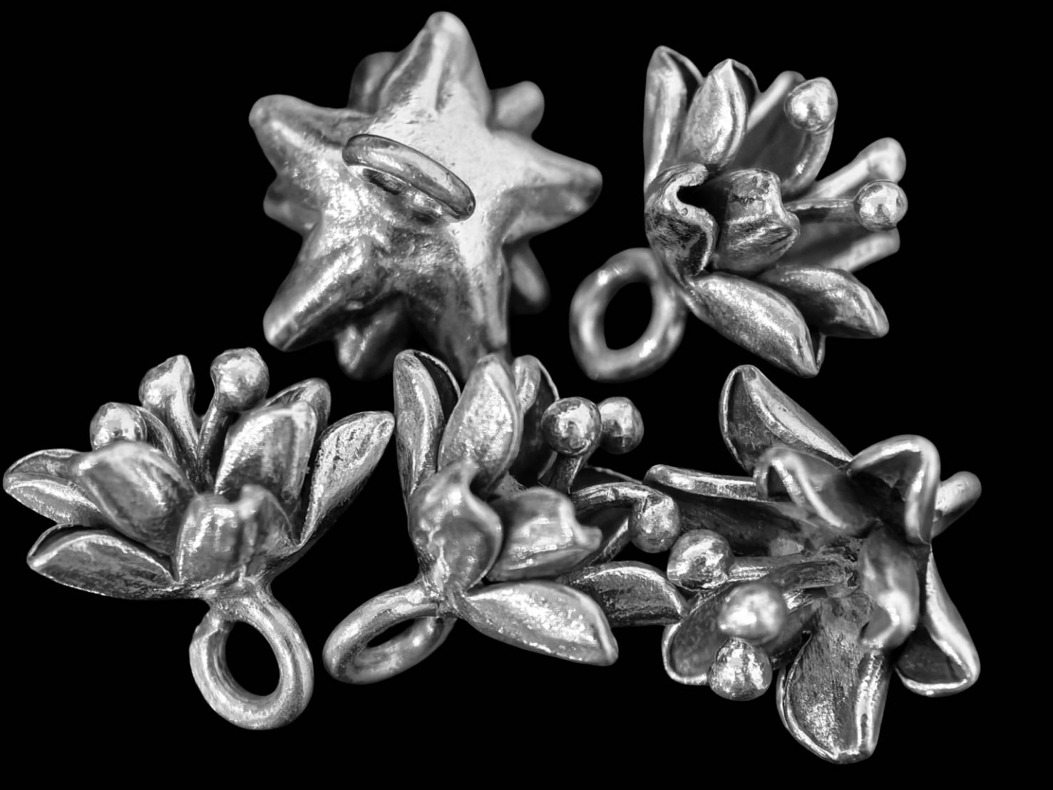 4KH-059 Thai karen hill tribe silver 2 wild flower charm