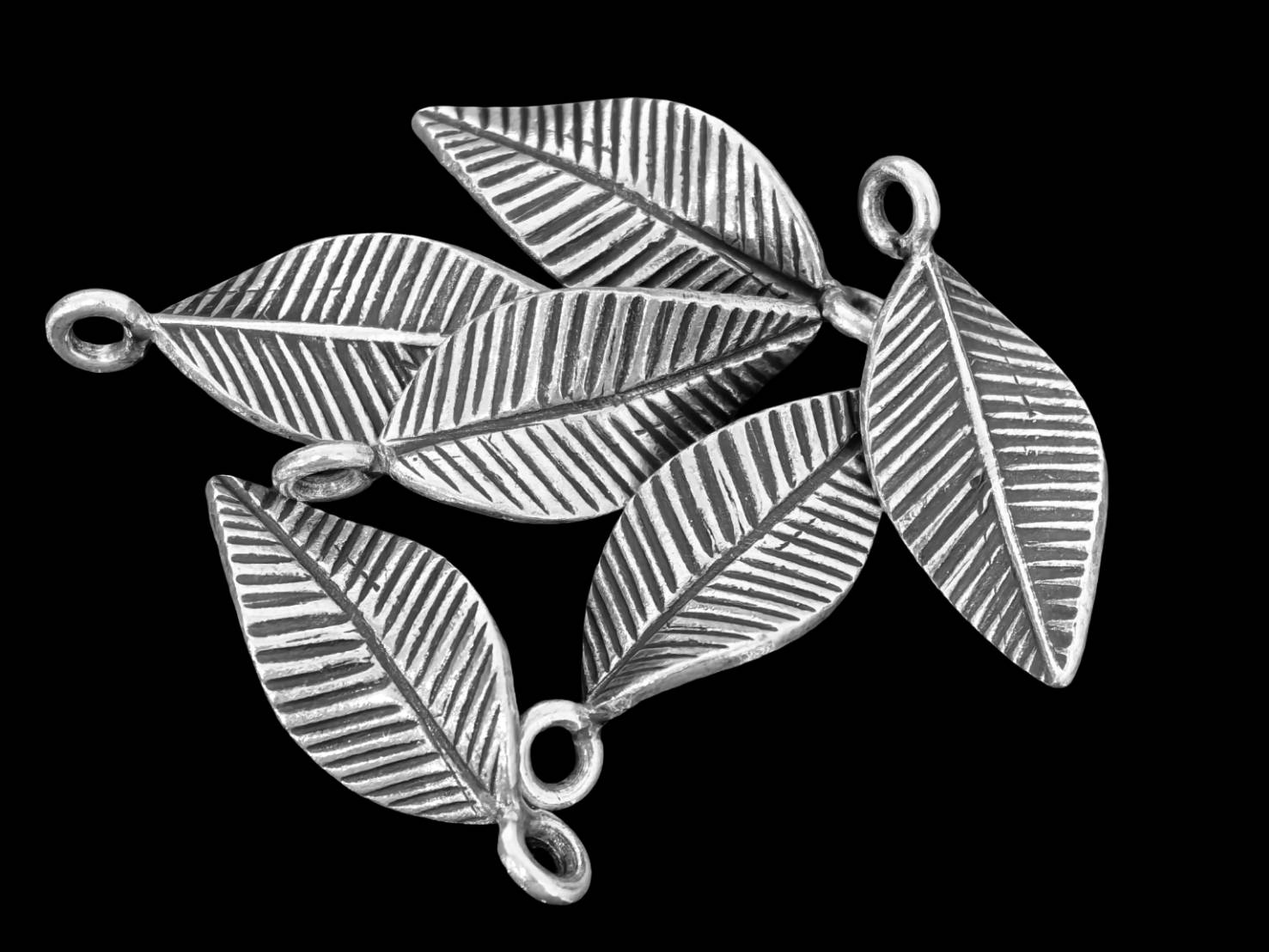 5KH-035 Thai karen hill tribe silver 4 leaf twist charm