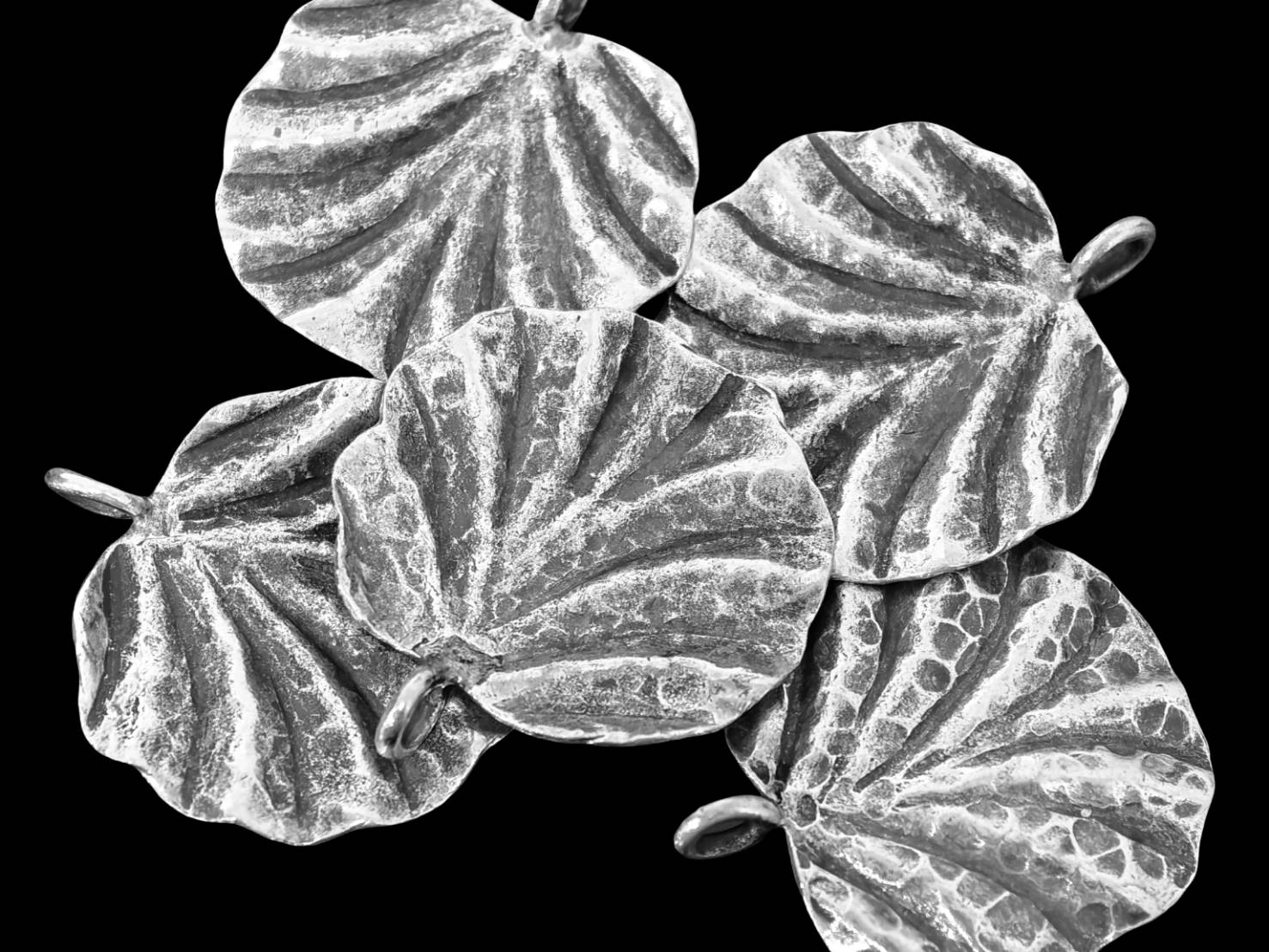 5KH-038 Thai karen hill tribe silver 1 fancy leaf round shape charm