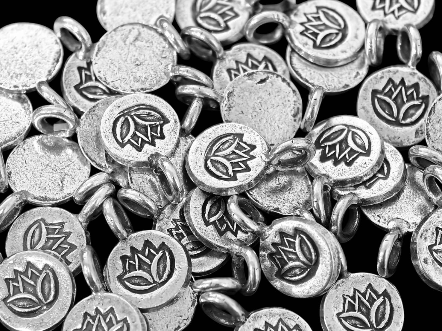 7KH-045 Thai karen hill tribe handmade silver 6 lotus print round charm