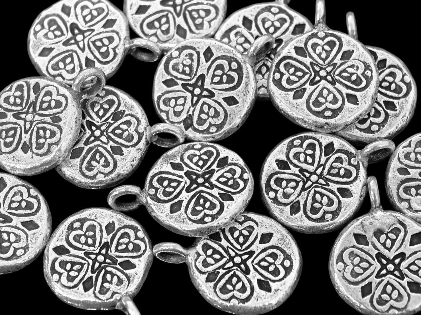 3KH-045 Thai karen hill tribe silver 1 heart print round charm