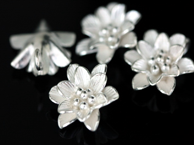 3KH-016 Thai karen hill tribe silver 2 flower wild charm