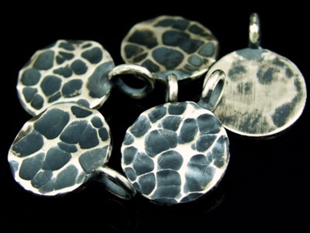 8KH-062 Thai karen hill handmade silver 2 black&white hammered round charm