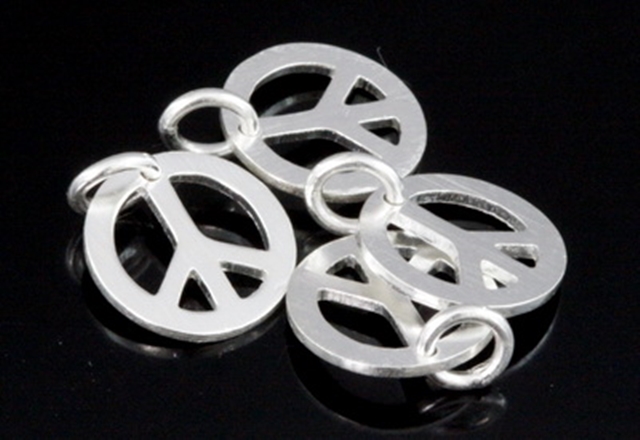 7KH-084 Thai karen hill tribe hanamade silver 2 matt peace sign charm 10.0 mm