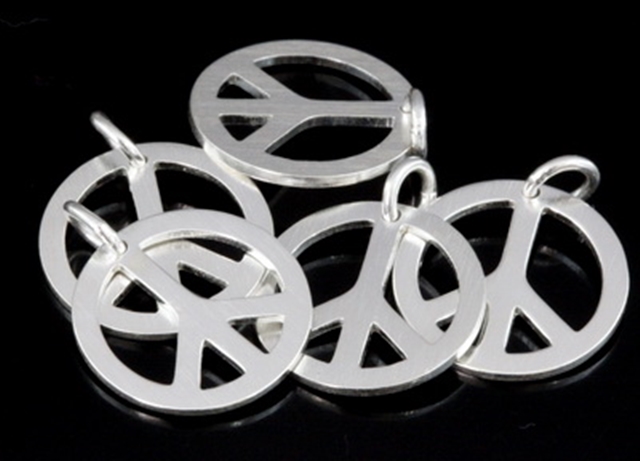 7KH-085 Thai karen hill tribe hanamade silver 2 matt peace sign charm 14.0 mm