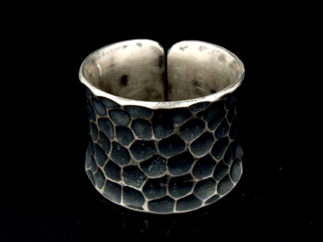 8KH-085 thai karen hill tribe handmade silver black & white short hammered ring