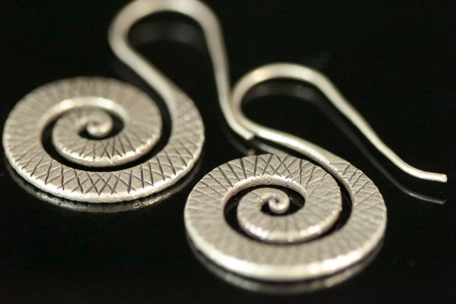 6KH-028 Thai karen hill tribes handmade silver pair spiral earring printed 2 sides