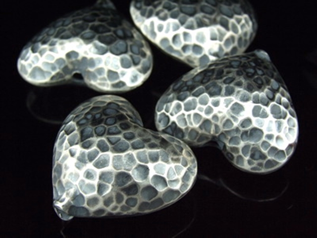 8KH-020 Thai karen hill tribe handmade silver 1 black&white hammered heart puffy bead