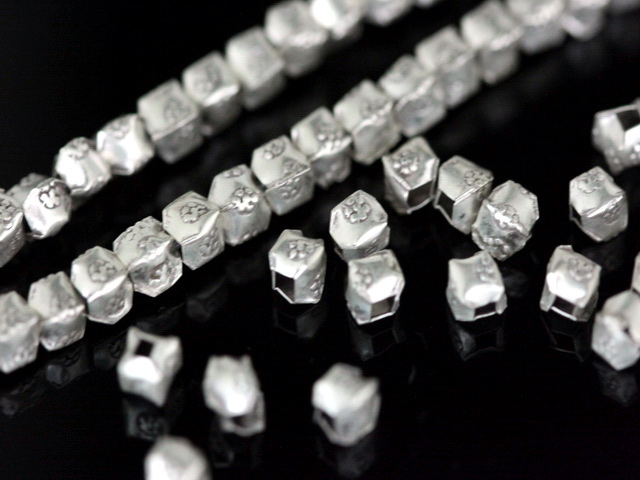 KI-055 thai karen hill tribe silver 40 fancy flower print bead