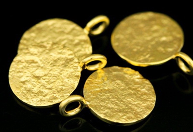 KG-551 Thai karen hill tribe silver 4 gold vermeil medium rough stone texture charm