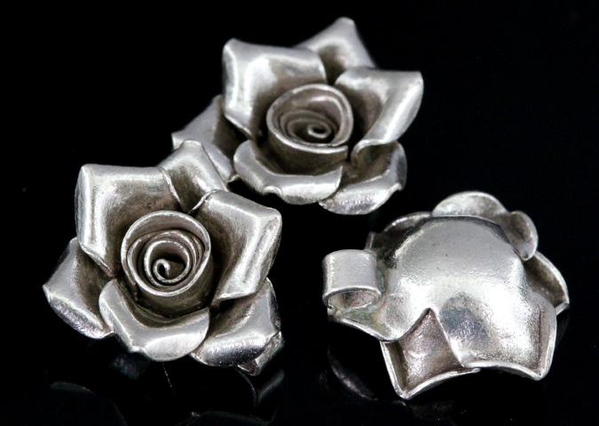 4KH-020 Thai karen hill tribe silver 1 medium wild rose charm