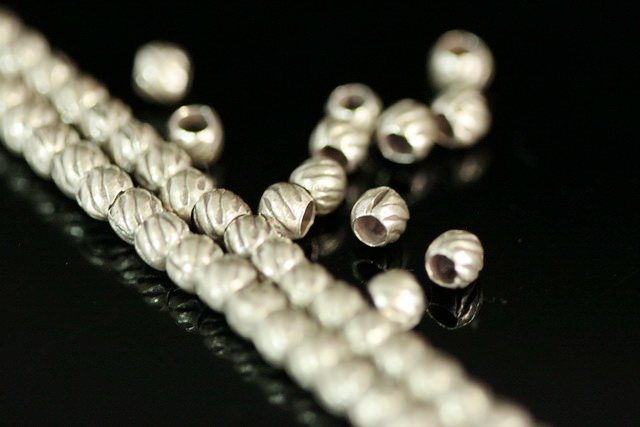 KI-006 thai karen hill tribe silver 30 black&white small bead