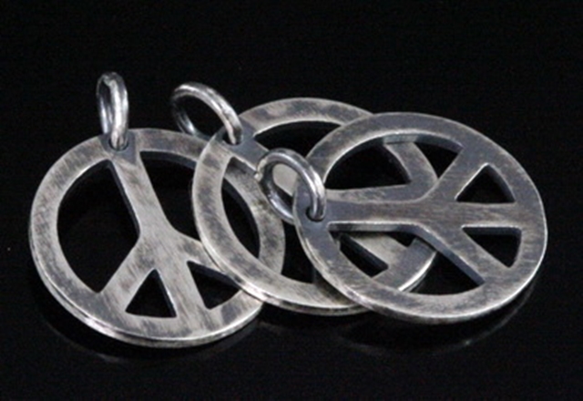 8KH-087 Thai karen hill tribe hanamade silver black & white 2 peace sign charm 14.0mm. 