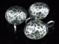 8KH-073 Thai karen hill handmade silver 1 Black&white hammered round puffy charm