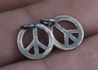 8KH-086 Thai karen hill tribe hanamade silver black & white 2 peace sign charm 10.0mm. 