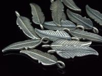 8KH-083 thai karen hill tribe handmade silver 4 black & white feaher shaped charm