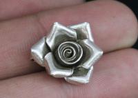 4KH-020 Thai karen hill tribe silver 1 medium wild rose charm