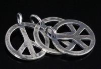 8KH-087 Thai karen hill tribe hanamade silver black & white 2 peace sign charm 14.0mm. 