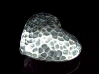 8KH-020 Thai karen hill tribe handmade silver 1 black&white hammered heart puffy bead