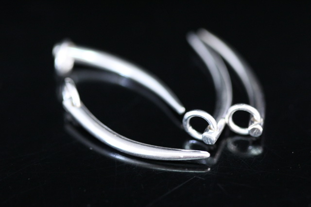 2KH-052 thai karen hill tribal silver 4 tusk shape chamr with hoop