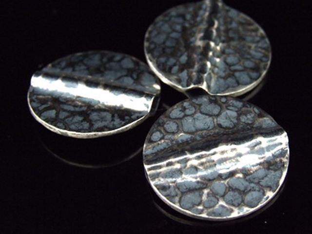 8KH-032 Thai karen hill tribe handmade silver 2 black&white hammered round disc bead