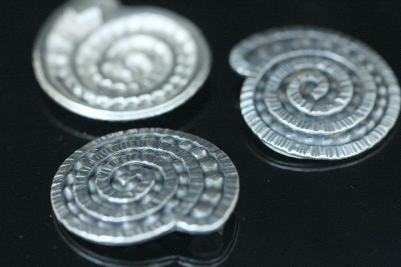 5KH-031 Thai karen hill tribe silver 1 spiral charm